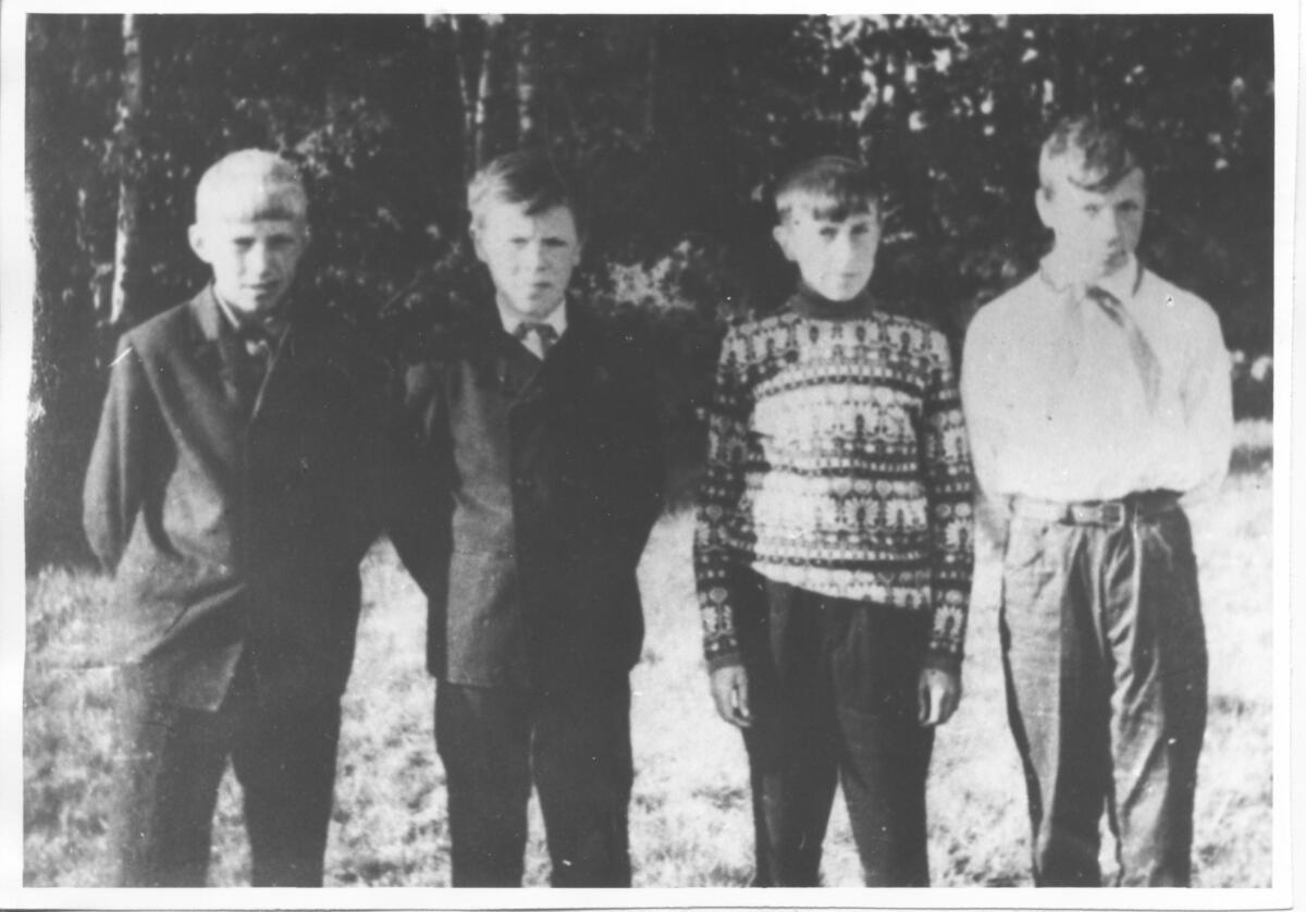 Гена Воронов (второй слева) со своими товарищами.